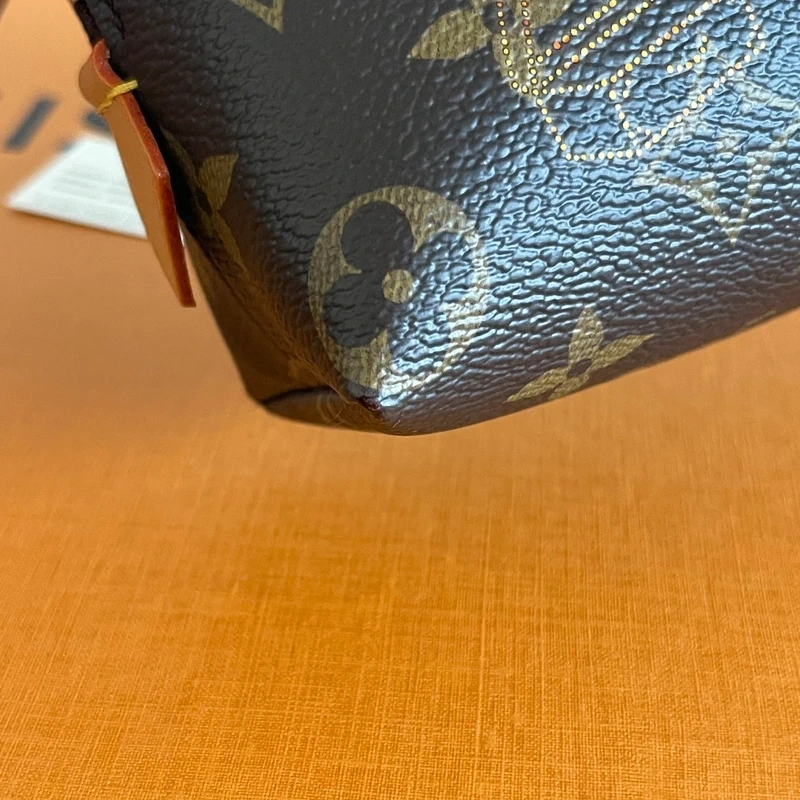 LOUIS VUITTON pochette cosmetique PM édition limitée mascotte Vivienne. LUXE DE SECONDE MAIN AUTHENTIQUE CERTIFICAT D'AUTHENTICITE ENTRUPY. SAC DE LUXE D'OCCASION PAS CHER LOUIS VUITTON LIMITED EDITION FULL SET. TROUSSE DE TOILETTE LV