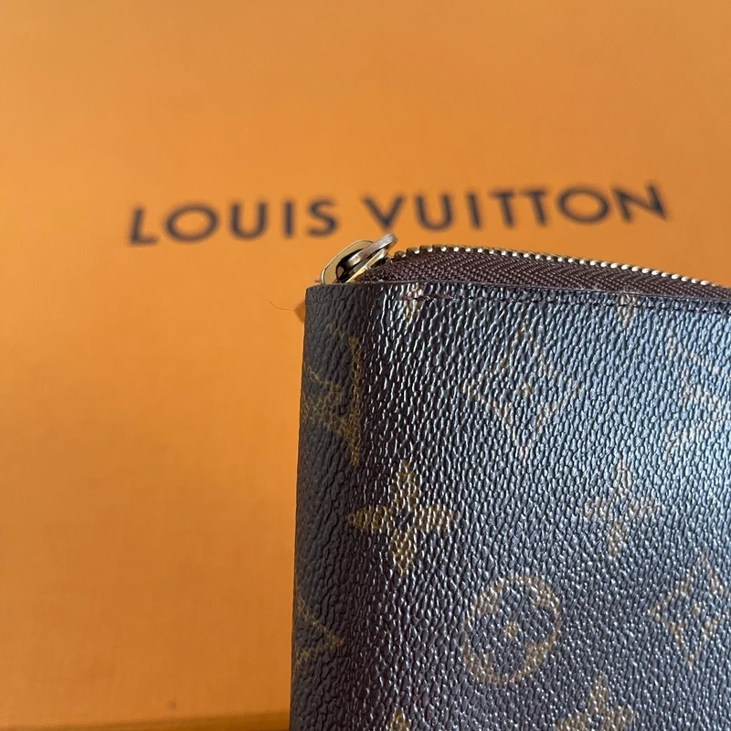 LOUIS VUITTON portefeuille zippy monogram LUXE DE SECONDE MAIN AUTHENTIQUE CERTIFICAT D'AUTHENTICITE ENTRUPY. SAC DE LUXE D'OCCASION PAS CHER LOUIS VUITTON FULL SET.