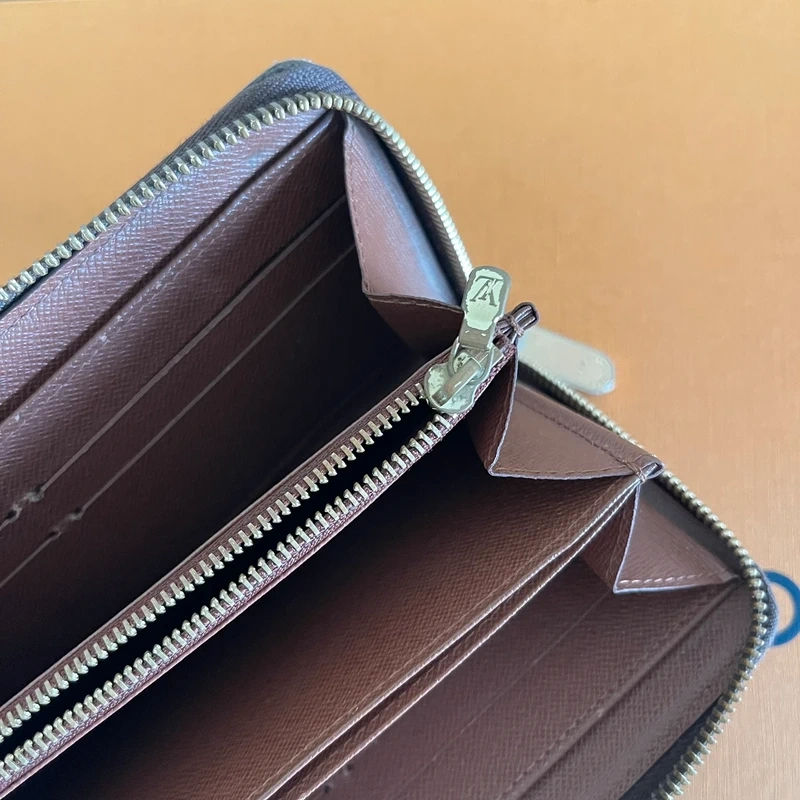 LOUIS VUITTON portefeuille zippy monogram LUXE DE SECONDE MAIN AUTHENTIQUE CERTIFICAT D'AUTHENTICITE ENTRUPY. SAC DE LUXE D'OCCASION PAS CHER LOUIS VUITTON FULL SET.