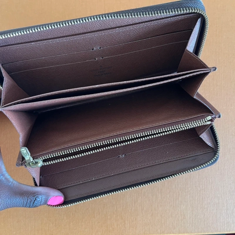 LOUIS VUITTON portefeuille zippy monogram LUXE DE SECONDE MAIN AUTHENTIQUE CERTIFICAT D'AUTHENTICITE ENTRUPY. SAC DE LUXE D'OCCASION PAS CHER LOUIS VUITTON FULL SET.