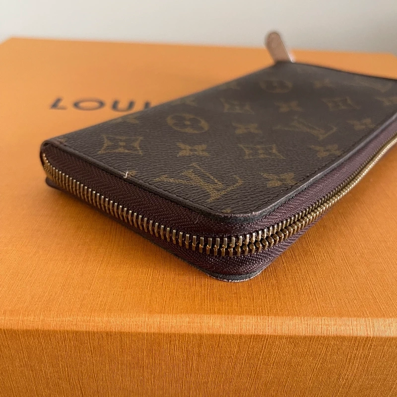 LOUIS VUITTON portefeuille zippy monogram LUXE DE SECONDE MAIN AUTHENTIQUE CERTIFICAT D'AUTHENTICITE ENTRUPY. SAC DE LUXE D'OCCASION PAS CHER LOUIS VUITTON FULL SET.