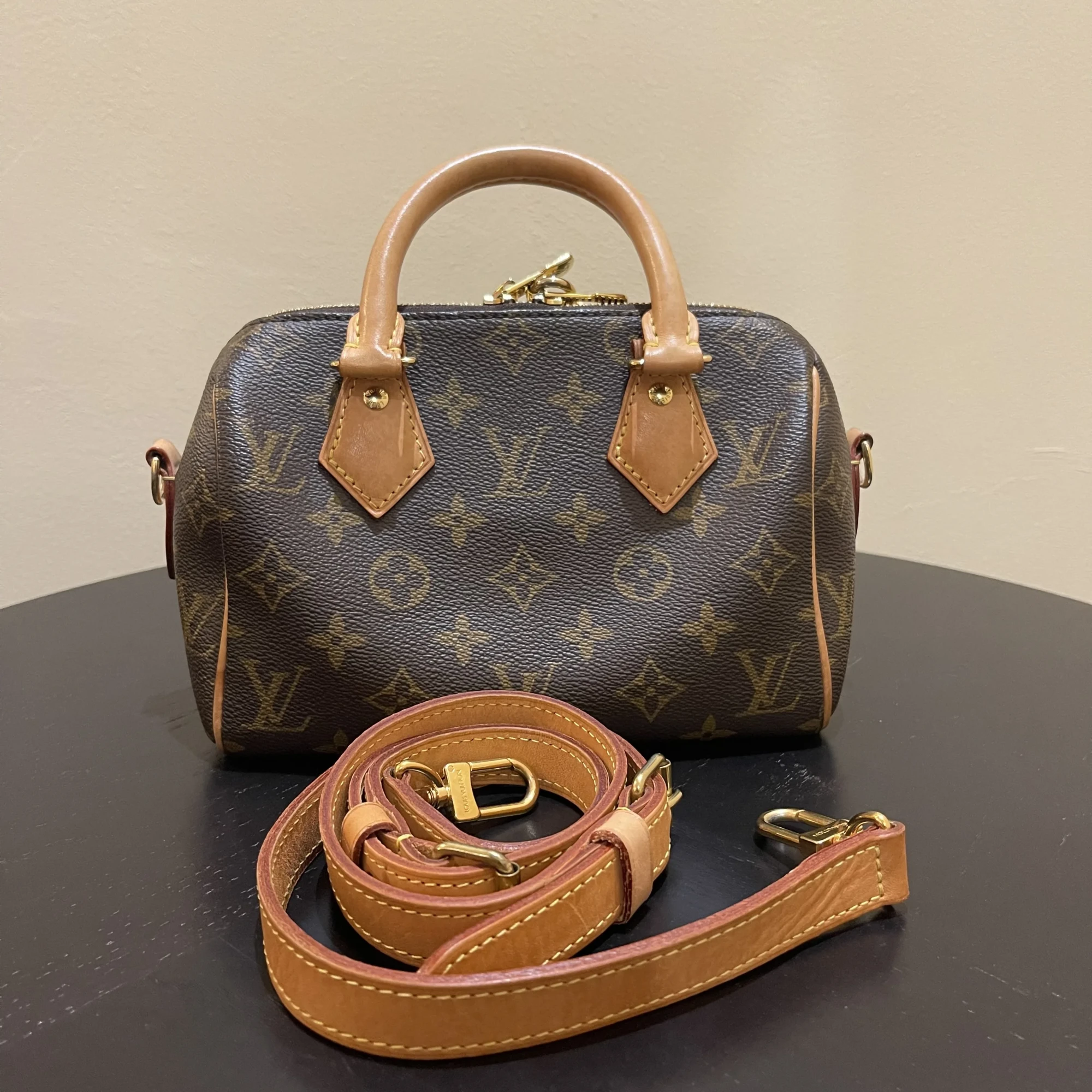 Louis Vuitton speedy 20 bandoulière monogram LUXE DE SECONDE MAIN AUTHENTIQUE CERTIFICAT D'AUTHENTICITE ENTRUPY. SAC DE LUXE D'OCCASION PAS CHER LOUIS VUITTON FULL SET