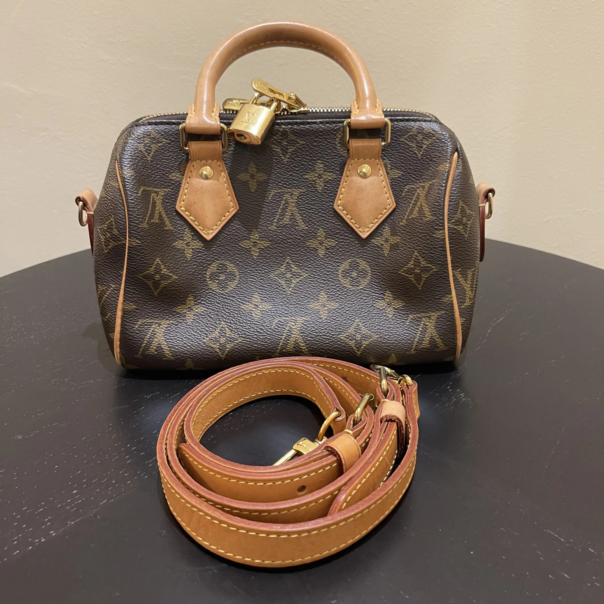 Louis Vuitton speedy 20 bandoulière monogram LUXE DE SECONDE MAIN AUTHENTIQUE CERTIFICAT D'AUTHENTICITE ENTRUPY. SAC DE LUXE D'OCCASION PAS CHER LOUIS VUITTON FULL SET