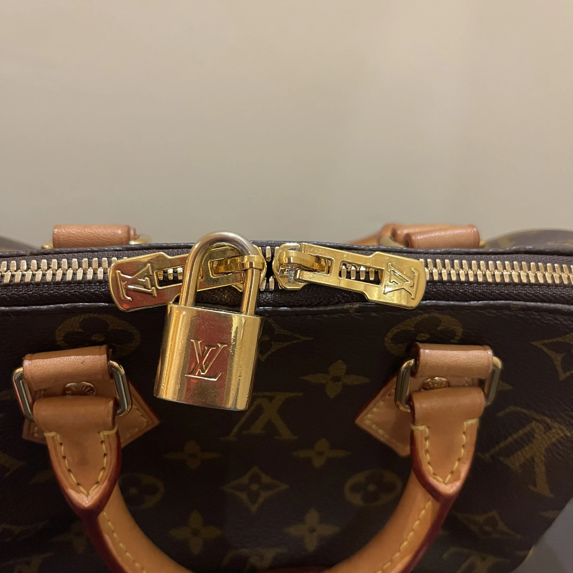 Louis Vuitton speedy 20 bandoulière monogram LUXE DE SECONDE MAIN AUTHENTIQUE CERTIFICAT D'AUTHENTICITE ENTRUPY. SAC DE LUXE D'OCCASION PAS CHER LOUIS VUITTON FULL SET