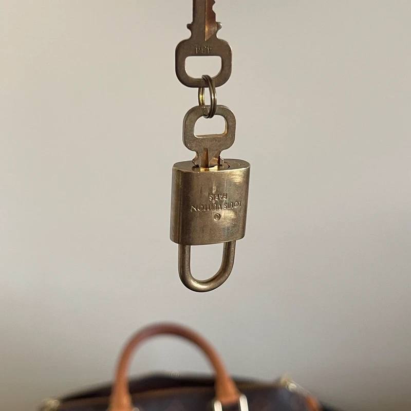 LOUIS VUITTON speedy 25 monogram LUXE DE SECONDE MAIN AUTHENTIQUE CERTIFICAT D'AUTHENTICITE ENTRUPY. SAC DE LUXE D'OCCASION PAS CHER LOUIS VUITTON FULL SET