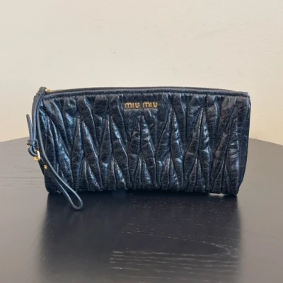 Miu miu pochette matelassée en cuir nappa noir & dorée LUXE DE SECONDE MAIN AUTHENTIQUE CERTIFICAT D'AUTHENTICITE ENTRUPY. SAC DE LUXE D'OCCASION PAS CHER