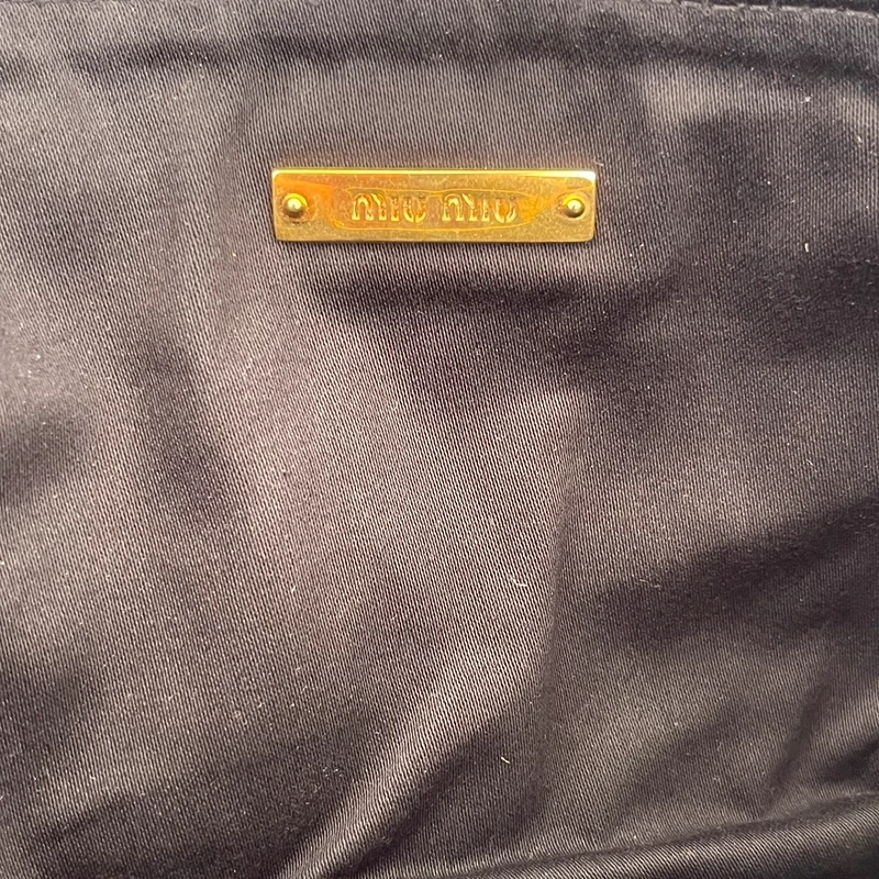 Miu miu pochette matelassée en cuir nappa noir & dorée LUXE DE SECONDE MAIN AUTHENTIQUE CERTIFICAT D'AUTHENTICITE ENTRUPY. SAC DE LUXE D'OCCASION PAS CHER