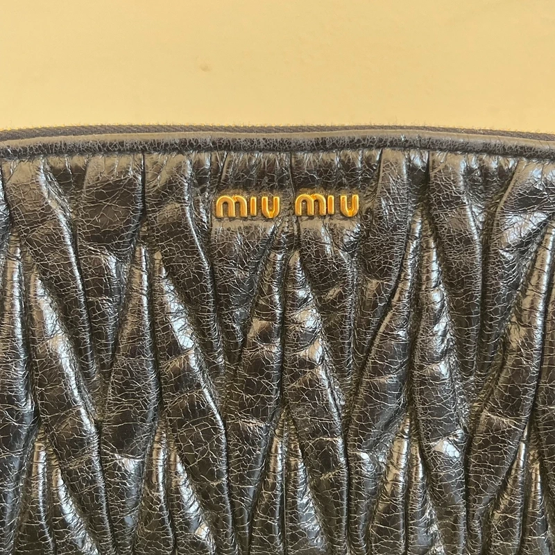 Miu miu pochette matelassée en cuir nappa noir & dorée LUXE DE SECONDE MAIN AUTHENTIQUE CERTIFICAT D'AUTHENTICITE ENTRUPY. SAC DE LUXE D'OCCASION PAS CHER