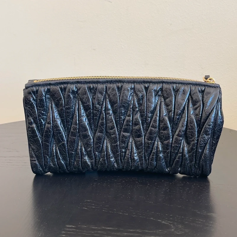 Miu miu pochette matelassée en cuir nappa noir & dorée LUXE DE SECONDE MAIN AUTHENTIQUE CERTIFICAT D'AUTHENTICITE ENTRUPY. SAC DE LUXE D'OCCASION PAS CHER
