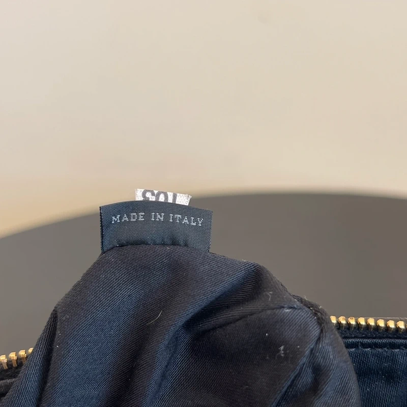 Miu miu pochette matelassée en cuir nappa noir & dorée LUXE DE SECONDE MAIN AUTHENTIQUE CERTIFICAT D'AUTHENTICITE ENTRUPY. SAC DE LUXE D'OCCASION PAS CHER