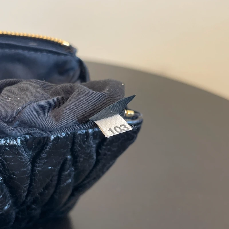 Miu miu pochette matelassée en cuir nappa noir & dorée LUXE DE SECONDE MAIN AUTHENTIQUE CERTIFICAT D'AUTHENTICITE ENTRUPY. SAC DE LUXE D'OCCASION PAS CHER