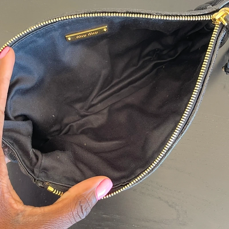 Miu miu pochette matelassée en cuir nappa noir & dorée LUXE DE SECONDE MAIN AUTHENTIQUE CERTIFICAT D'AUTHENTICITE ENTRUPY. SAC DE LUXE D'OCCASION PAS CHER