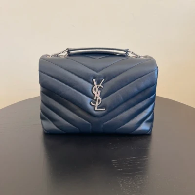 YSL loulou small en cuir bleu marine YSL loulou small en cuir bleu marine LUXE DE SECONDE MAIN AUTHENTIQUE CERTIFICAT D'AUTHENTICITE ENTRUPY. SAC DE LUXE D'OCCASION PAS CHER YVES SAINT LAURENT FULL SET