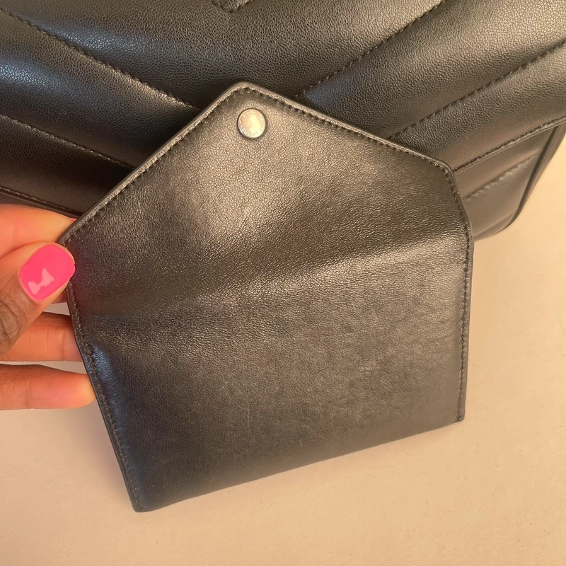 YSL Loulou SMALL Nouvelle Version LUXE DE SECONDE MAIN AUTHENTIQUE CERTIFICAT D'AUTHENTICITE ENTRUPY. SAC DE LUXE D'OCCASION PAS CHER LOUIS VUITTON FULL SET.