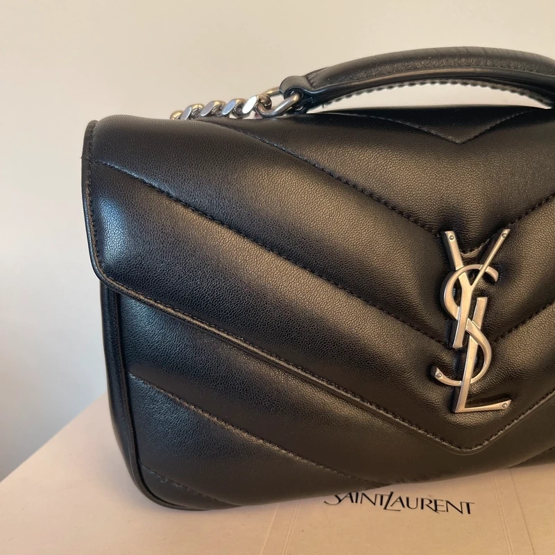 YSL Loulou SMALL Nouvelle Version LUXE DE SECONDE MAIN AUTHENTIQUE CERTIFICAT D'AUTHENTICITE ENTRUPY. SAC DE LUXE D'OCCASION PAS CHER LOUIS VUITTON FULL SET.