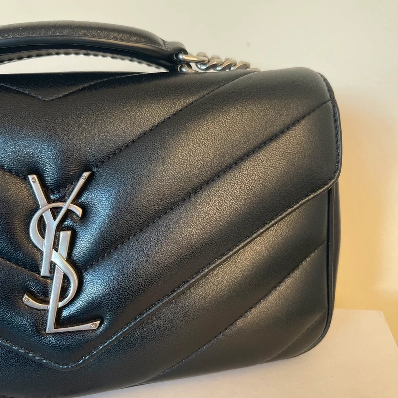 YSL Loulou SMALL Nouvelle Version LUXE DE SECONDE MAIN AUTHENTIQUE CERTIFICAT D'AUTHENTICITE ENTRUPY. SAC DE LUXE D'OCCASION PAS CHER LOUIS VUITTON FULL SET.