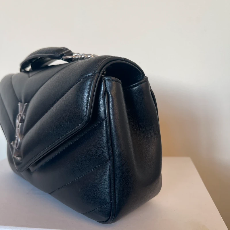 YSL Loulou SMALL Nouvelle Version LUXE DE SECONDE MAIN AUTHENTIQUE CERTIFICAT D'AUTHENTICITE ENTRUPY. SAC DE LUXE D'OCCASION PAS CHER LOUIS VUITTON FULL SET.