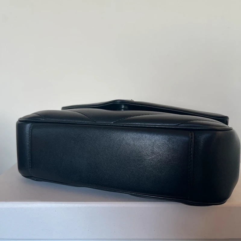 YSL Loulou SMALL Nouvelle Version LUXE DE SECONDE MAIN AUTHENTIQUE CERTIFICAT D'AUTHENTICITE ENTRUPY. SAC DE LUXE D'OCCASION PAS CHER LOUIS VUITTON FULL SET.