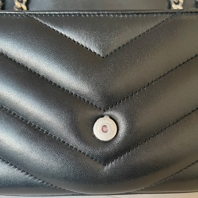YSL Loulou SMALL Nouvelle Version LUXE DE SECONDE MAIN AUTHENTIQUE CERTIFICAT D'AUTHENTICITE ENTRUPY. SAC DE LUXE D'OCCASION PAS CHER LOUIS VUITTON FULL SET.