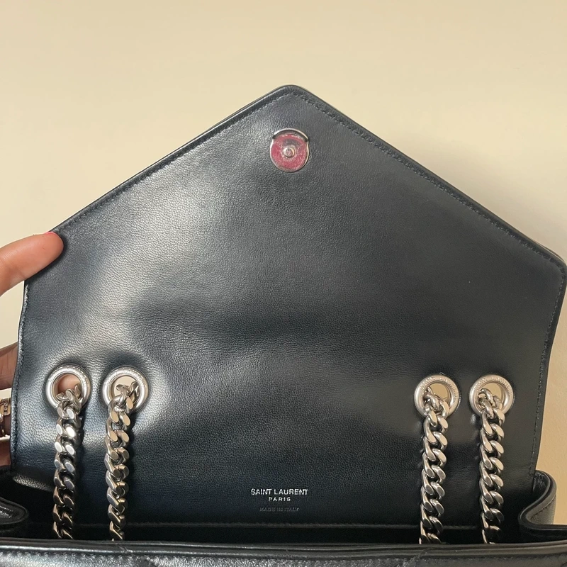 YSL Loulou SMALL Nouvelle Version LUXE DE SECONDE MAIN AUTHENTIQUE CERTIFICAT D'AUTHENTICITE ENTRUPY. SAC DE LUXE D'OCCASION PAS CHER LOUIS VUITTON FULL SET.