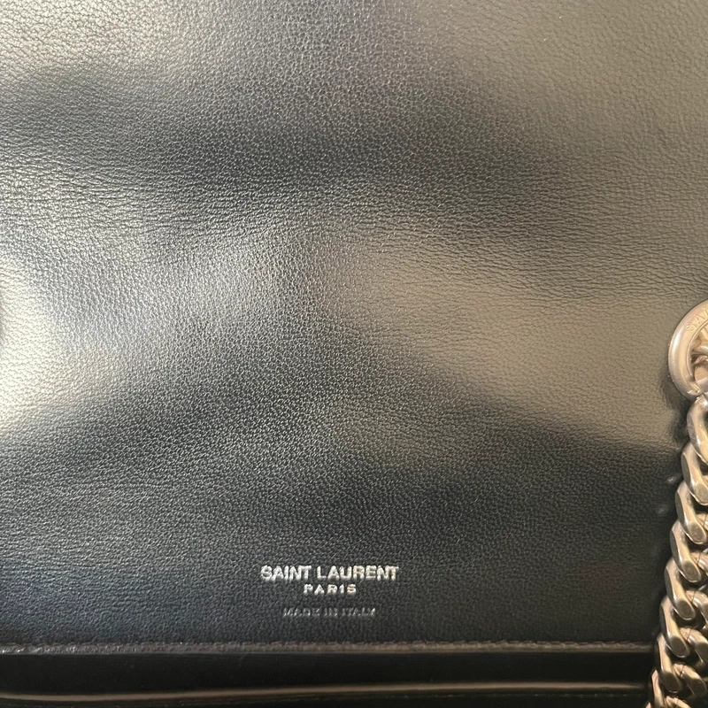 YSL Loulou SMALL Nouvelle Version LUXE DE SECONDE MAIN AUTHENTIQUE CERTIFICAT D'AUTHENTICITE ENTRUPY. SAC DE LUXE D'OCCASION PAS CHER LOUIS VUITTON FULL SET.