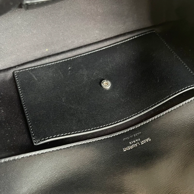 YSL Loulou SMALL Nouvelle Version LUXE DE SECONDE MAIN AUTHENTIQUE CERTIFICAT D'AUTHENTICITE ENTRUPY. SAC DE LUXE D'OCCASION PAS CHER LOUIS VUITTON FULL SET.