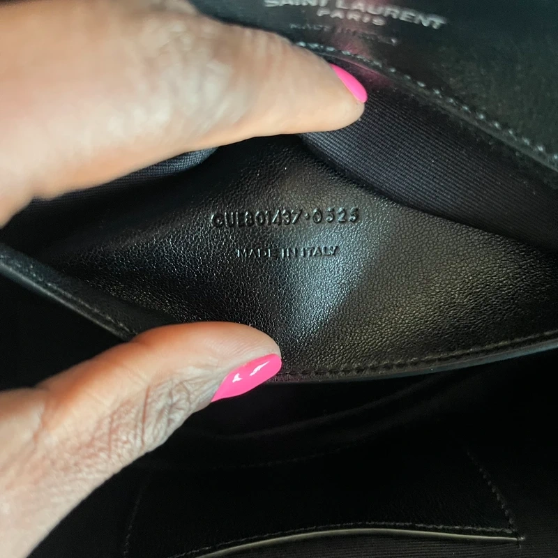 YSL Loulou SMALL Nouvelle Version LUXE DE SECONDE MAIN AUTHENTIQUE CERTIFICAT D'AUTHENTICITE ENTRUPY. SAC DE LUXE D'OCCASION PAS CHER LOUIS VUITTON FULL SET.