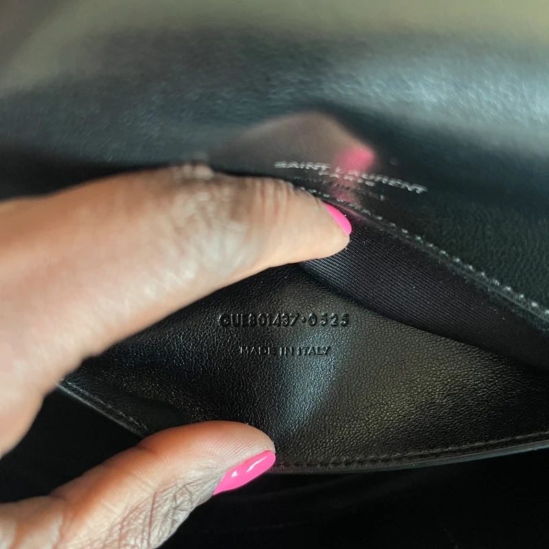YSL Loulou SMALL Nouvelle Version LUXE DE SECONDE MAIN AUTHENTIQUE CERTIFICAT D'AUTHENTICITE ENTRUPY. SAC DE LUXE D'OCCASION PAS CHER LOUIS VUITTON FULL SET.