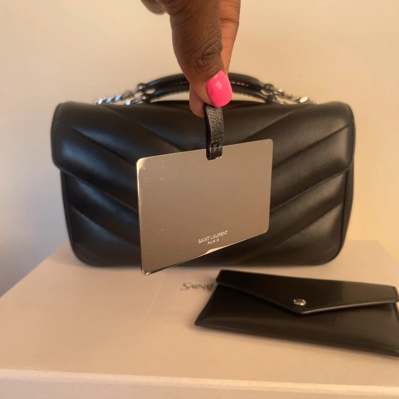 YSL Loulou SMALL Nouvelle Version LUXE DE SECONDE MAIN AUTHENTIQUE CERTIFICAT D'AUTHENTICITE ENTRUPY. SAC DE LUXE D'OCCASION PAS CHER LOUIS VUITTON FULL SET.