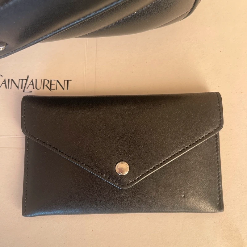 YSL Loulou SMALL Nouvelle Version LUXE DE SECONDE MAIN AUTHENTIQUE CERTIFICAT D'AUTHENTICITE ENTRUPY. SAC DE LUXE D'OCCASION PAS CHER LOUIS VUITTON FULL SET.
