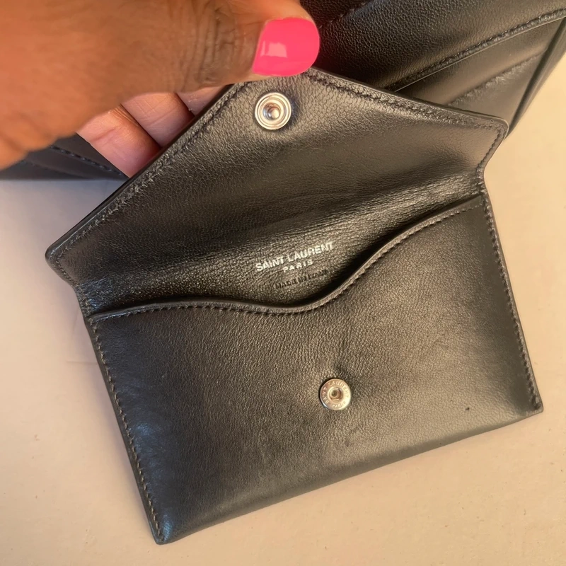 YSL Loulou SMALL Nouvelle Version LUXE DE SECONDE MAIN AUTHENTIQUE CERTIFICAT D'AUTHENTICITE ENTRUPY. SAC DE LUXE D'OCCASION PAS CHER LOUIS VUITTON FULL SET.