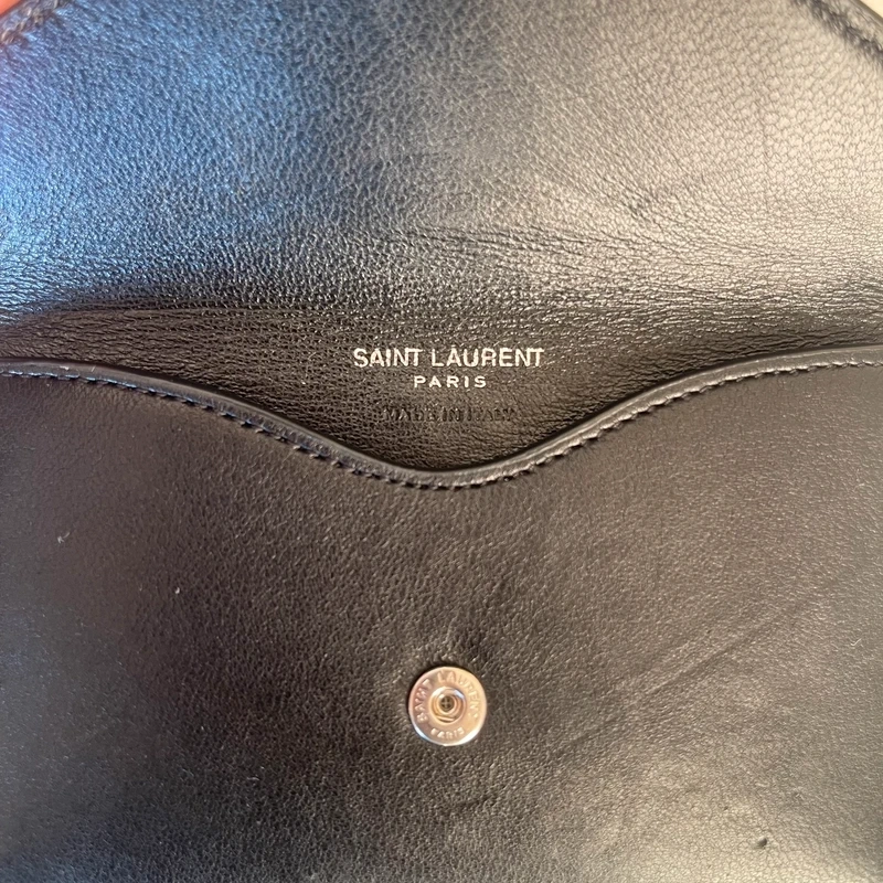 YSL Loulou SMALL Nouvelle Version LUXE DE SECONDE MAIN AUTHENTIQUE CERTIFICAT D'AUTHENTICITE ENTRUPY. SAC DE LUXE D'OCCASION PAS CHER LOUIS VUITTON FULL SET.