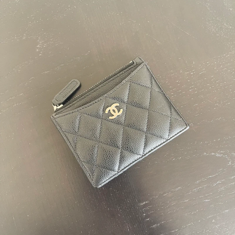 Chanel porte-cartes classique zipped coin caviar noir & argenté LUXE DE SECONDE MAIN AUTHENTIQUE CERTIFICAT D'AUTHENTICITE ENTRUPY. SAC DE LUXE D'OCCASION PAS CHER CHANEL GRAINE FULL SET.