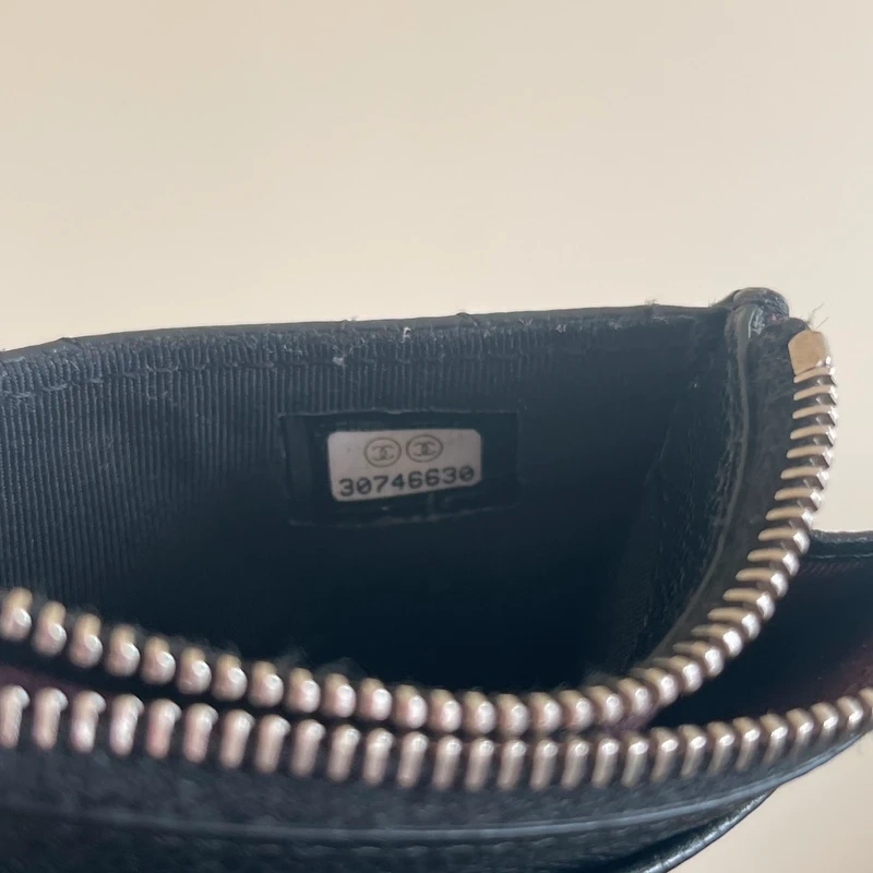 Chanel porte-cartes classique zipped coin caviar noir & argenté LUXE DE SECONDE MAIN AUTHENTIQUE CERTIFICAT D'AUTHENTICITE ENTRUPY. SAC DE LUXE D'OCCASION PAS CHER CHANEL GRAINE FULL SET.