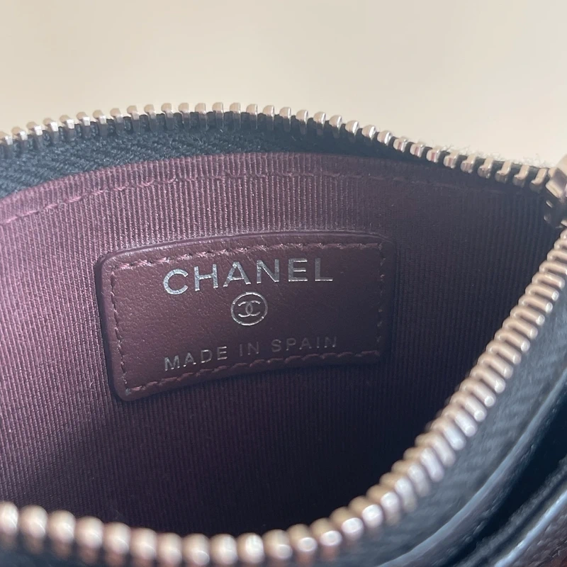 Chanel porte-cartes classique zipped coin caviar noir & argenté LUXE DE SECONDE MAIN AUTHENTIQUE CERTIFICAT D'AUTHENTICITE ENTRUPY. SAC DE LUXE D'OCCASION PAS CHER CHANEL GRAINE FULL SET.