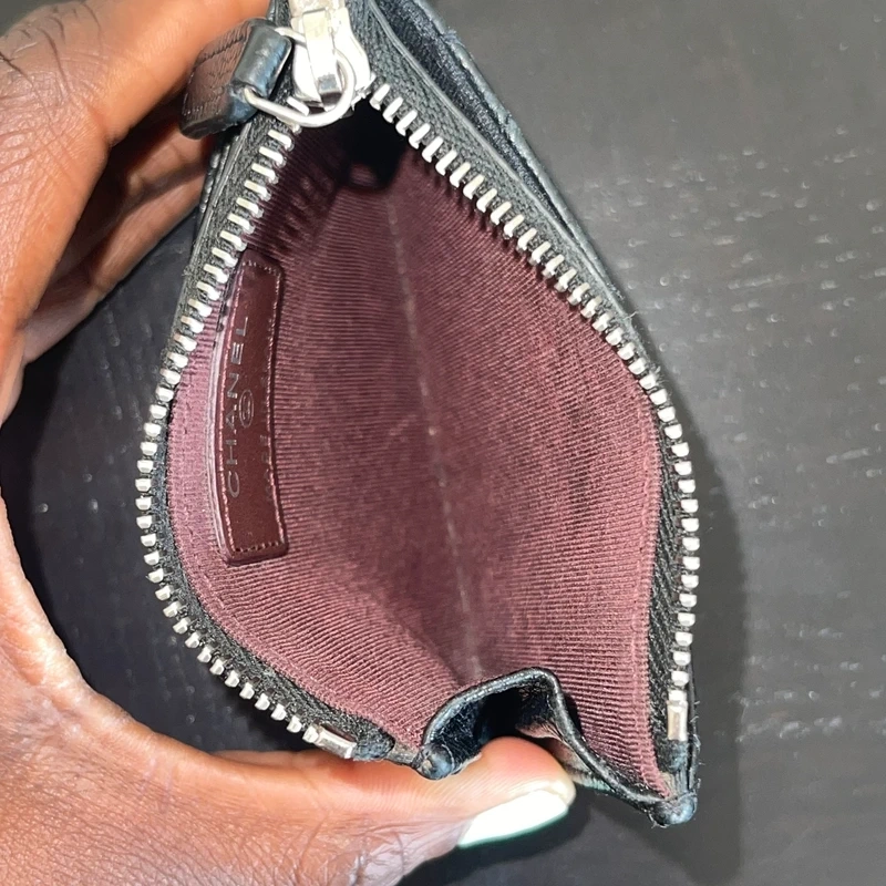 Chanel porte-cartes classique zipped coin caviar noir & argenté LUXE DE SECONDE MAIN AUTHENTIQUE CERTIFICAT D'AUTHENTICITE ENTRUPY. SAC DE LUXE D'OCCASION PAS CHER CHANEL GRAINE FULL SET.