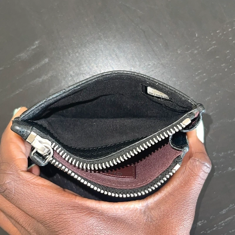 Chanel porte-cartes classique zipped coin caviar noir & argenté LUXE DE SECONDE MAIN AUTHENTIQUE CERTIFICAT D'AUTHENTICITE ENTRUPY. SAC DE LUXE D'OCCASION PAS CHER CHANEL GRAINE FULL SET.