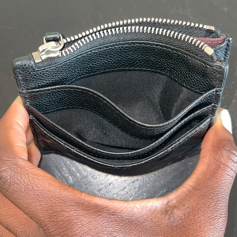 Chanel porte-cartes classique zipped coin caviar noir & argenté LUXE DE SECONDE MAIN AUTHENTIQUE CERTIFICAT D'AUTHENTICITE ENTRUPY. SAC DE LUXE D'OCCASION PAS CHER CHANEL GRAINE FULL SET.