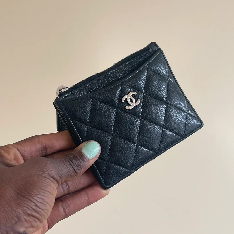 Chanel porte-cartes classique zipped coin caviar noir & argenté LUXE DE SECONDE MAIN AUTHENTIQUE CERTIFICAT D'AUTHENTICITE ENTRUPY. SAC DE LUXE D'OCCASION PAS CHER CHANEL GRAINE FULL SET.