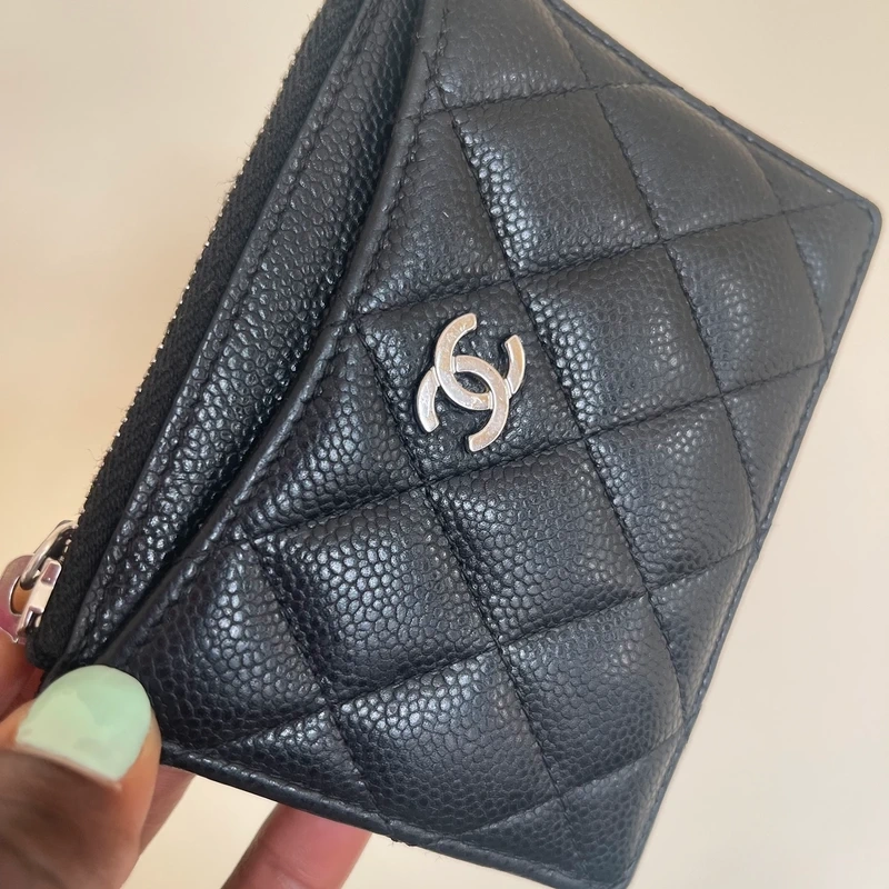 Chanel porte-cartes classique zipped coin caviar noir & argenté LUXE DE SECONDE MAIN AUTHENTIQUE CERTIFICAT D'AUTHENTICITE ENTRUPY. SAC DE LUXE D'OCCASION PAS CHER CHANEL GRAINE FULL SET.