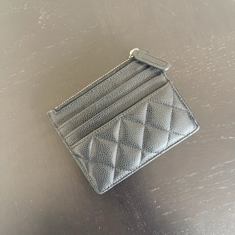 Chanel porte-cartes classique zipped coin caviar noir & argenté LUXE DE SECONDE MAIN AUTHENTIQUE CERTIFICAT D'AUTHENTICITE ENTRUPY. SAC DE LUXE D'OCCASION PAS CHER CHANEL GRAINE FULL SET.