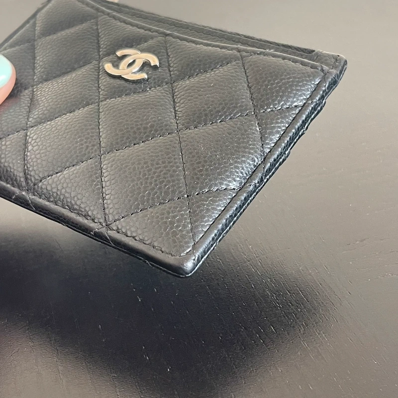 Chanel porte-cartes classique zipped coin caviar noir & argenté LUXE DE SECONDE MAIN AUTHENTIQUE CERTIFICAT D'AUTHENTICITE ENTRUPY. SAC DE LUXE D'OCCASION PAS CHER CHANEL GRAINE FULL SET.