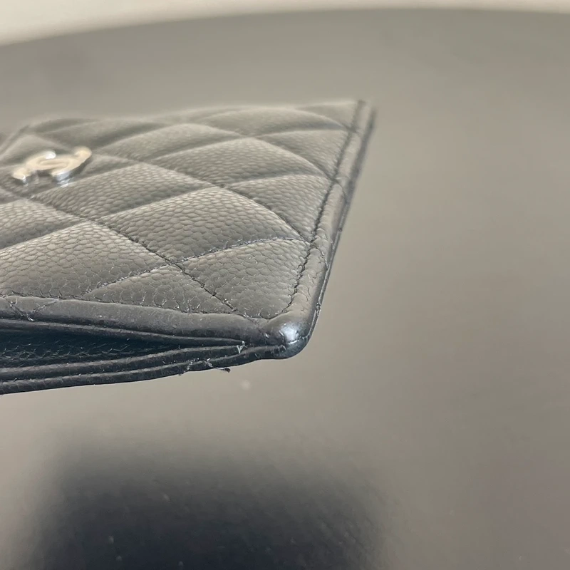 Chanel porte-cartes classique zipped coin caviar noir & argenté LUXE DE SECONDE MAIN AUTHENTIQUE CERTIFICAT D'AUTHENTICITE ENTRUPY. SAC DE LUXE D'OCCASION PAS CHER CHANEL GRAINE FULL SET.