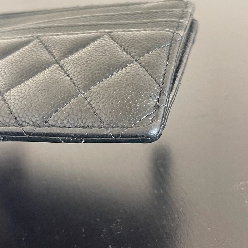 Chanel porte-cartes classique zipped coin caviar noir & argenté LUXE DE SECONDE MAIN AUTHENTIQUE CERTIFICAT D'AUTHENTICITE ENTRUPY. SAC DE LUXE D'OCCASION PAS CHER CHANEL GRAINE FULL SET.