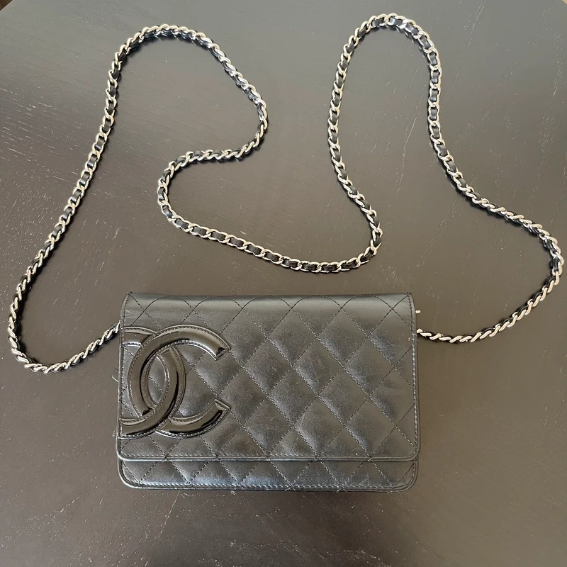 Chanel WOC cambon en cuir d'agneau lisse noir bijouterie argentée. SAC DE LUXE DE SECONDE MAIN AUTHENTIQUE CERTIFICAT D'AUTHENTICITE ENTRUPY. SAC DE LUXE D'OCCASION PAS CHER. Chanel timeless