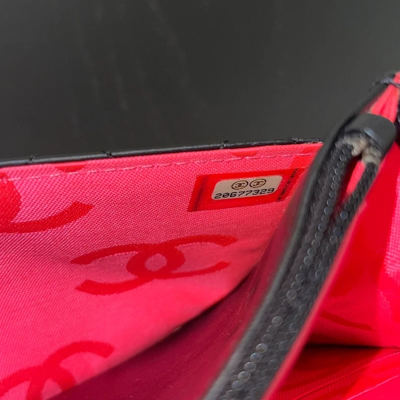 Chanel WOC cambon en cuir d'agneau lisse noir bijouterie argentée. SAC DE LUXE DE SECONDE MAIN AUTHENTIQUE CERTIFICAT D'AUTHENTICITE ENTRUPY. SAC DE LUXE D'OCCASION PAS CHER. Chanel timeless