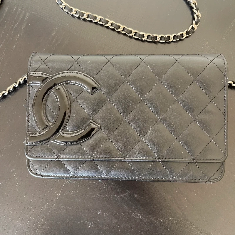 Chanel WOC cambon en cuir d'agneau lisse noir bijouterie argentée. SAC DE LUXE DE SECONDE MAIN AUTHENTIQUE CERTIFICAT D'AUTHENTICITE ENTRUPY. SAC DE LUXE D'OCCASION PAS CHER. Chanel timeless