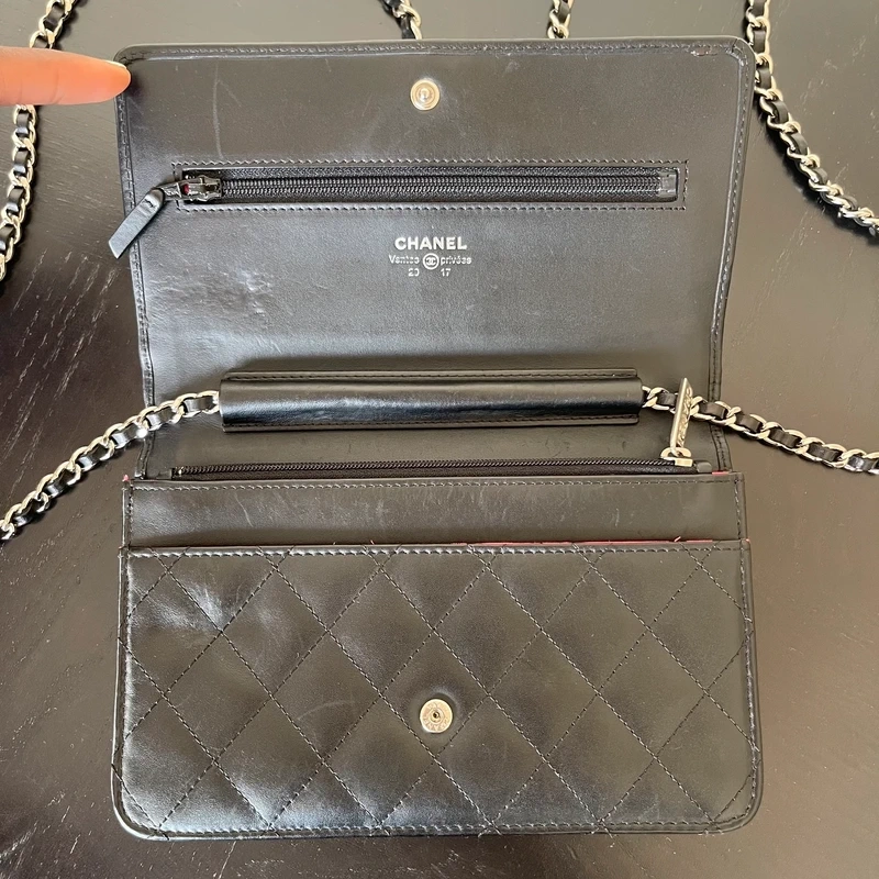 Chanel WOC cambon en cuir d'agneau lisse noir bijouterie argentée. SAC DE LUXE DE SECONDE MAIN AUTHENTIQUE CERTIFICAT D'AUTHENTICITE ENTRUPY. SAC DE LUXE D'OCCASION PAS CHER. Chanel timeless