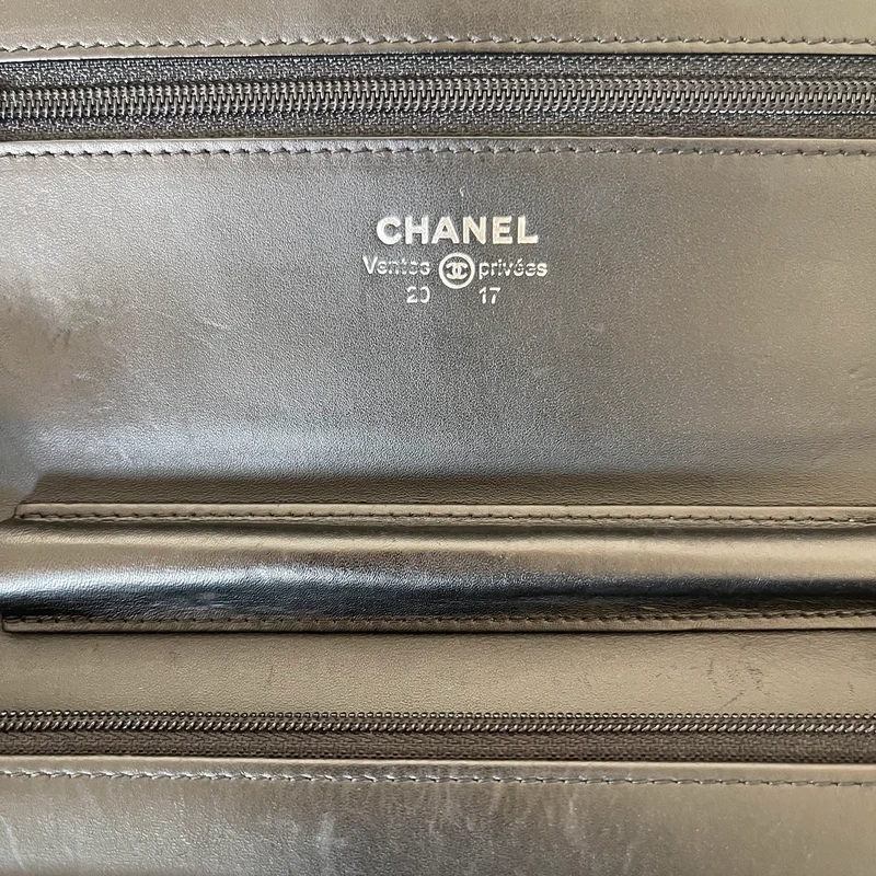 Chanel WOC cambon en cuir d'agneau lisse noir bijouterie argentée. SAC DE LUXE DE SECONDE MAIN AUTHENTIQUE CERTIFICAT D'AUTHENTICITE ENTRUPY. SAC DE LUXE D'OCCASION PAS CHER. Chanel timeless