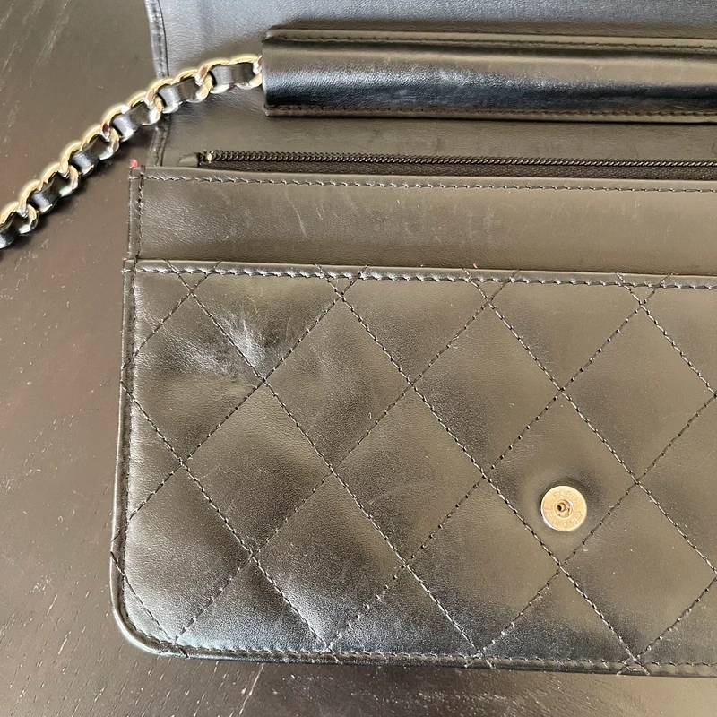 Chanel WOC cambon en cuir d'agneau lisse noir bijouterie argentée. SAC DE LUXE DE SECONDE MAIN AUTHENTIQUE CERTIFICAT D'AUTHENTICITE ENTRUPY. SAC DE LUXE D'OCCASION PAS CHER. Chanel timeless